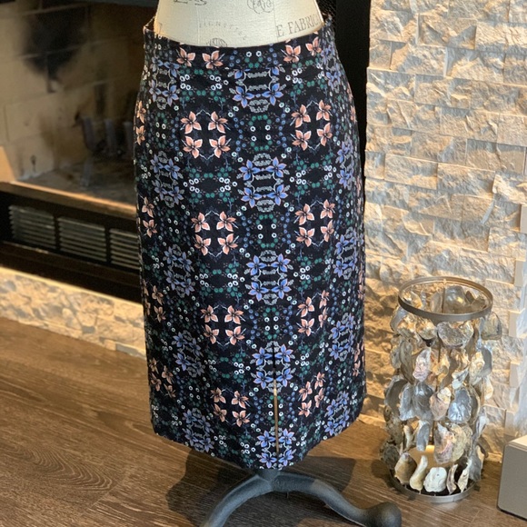 Jcrew pencil skirt size 10 with pattern - Picture 3 of 3
